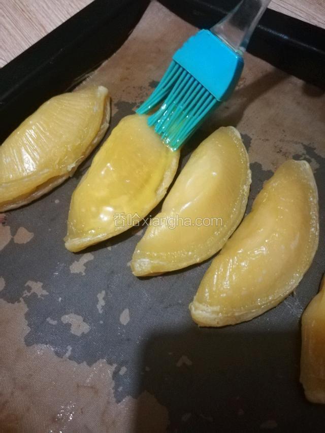 烤好拿掉锡纸，用刷子刷上蛋黄再烤8分钟。