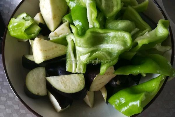 肉段烧茄子的做法图解1