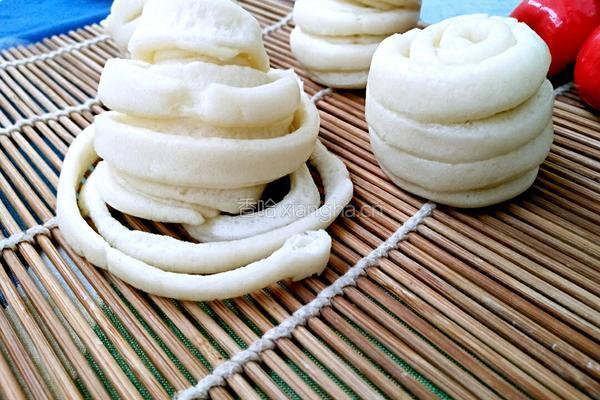 盘丝花卷的做法图解1