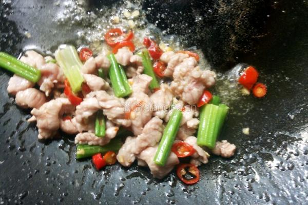 百合芹菜炒肉丝的做法图解7