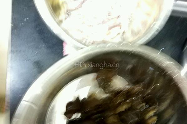 蚝油鱿鱼炒木耳的做法图解1