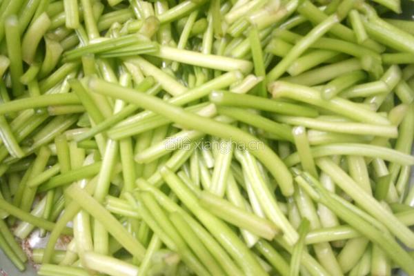 清炒山芋秧杆的做法图解2