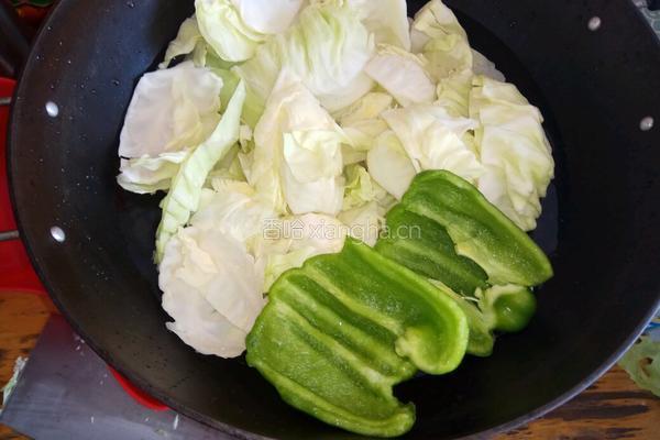 五花肉炒饼 家常菜的做法图解1