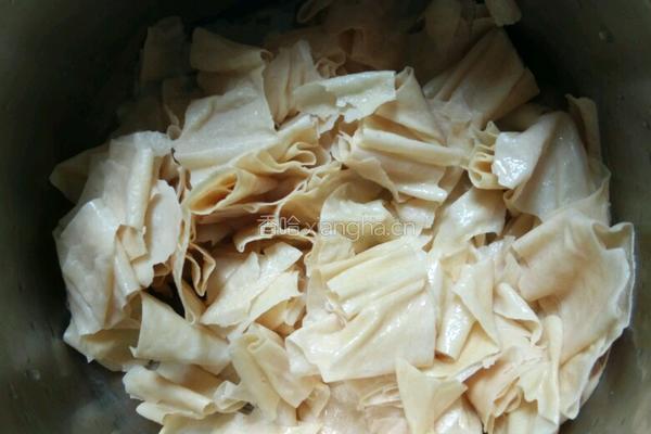 青椒炒豆腐皮的做法图解1