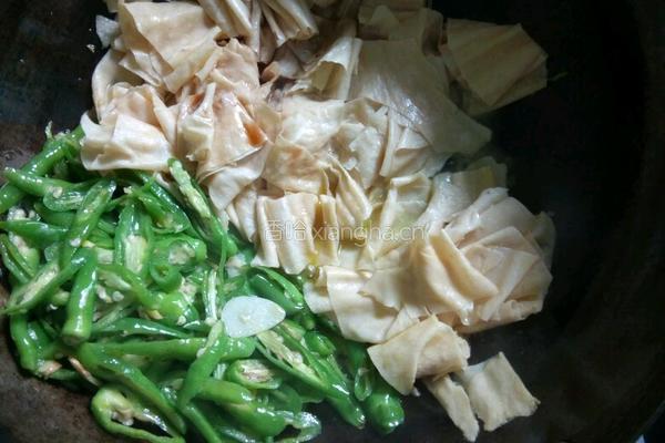 青椒炒豆腐皮的做法图解5