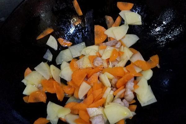 胡萝卜土豆肉丁的做法图解2