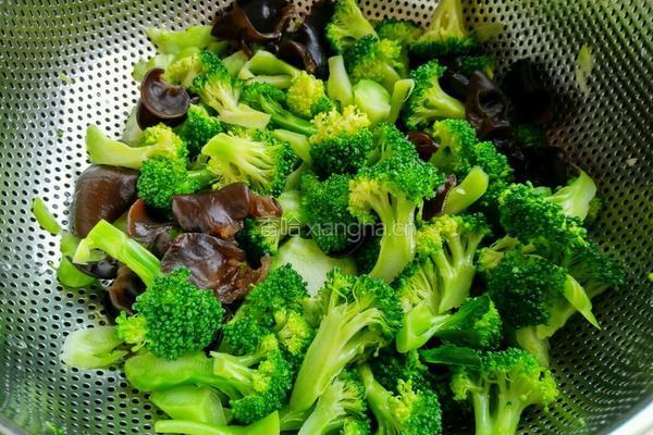 西兰花炒核桃虾球的做法图解4