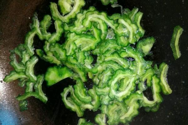 梅菜肉馅炒苦瓜的做法图解1
