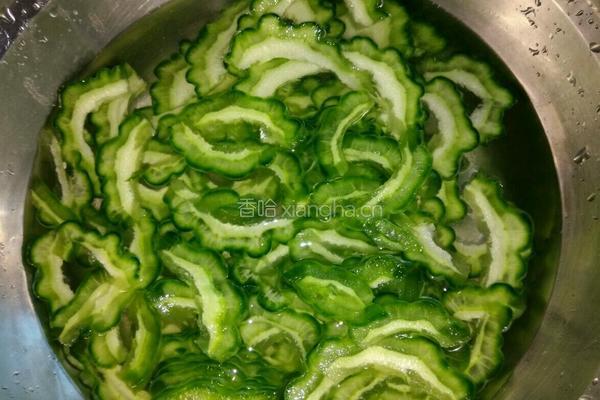 梅菜肉馅炒苦瓜的做法图解2