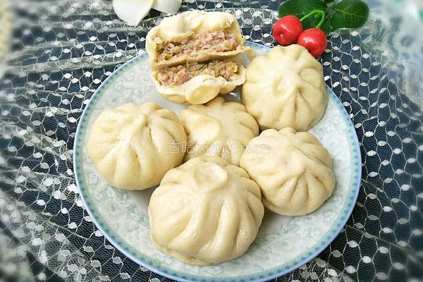 猪肉包菜馅包子的做法图解1