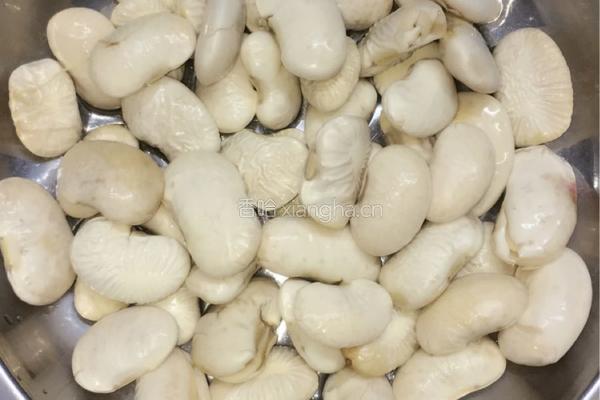 白芸豆海带筒骨汤的做法图解1