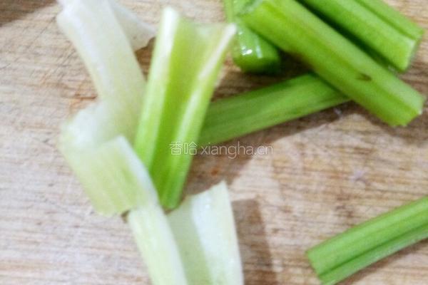三鲜酱红椒鲜菇辣面（酱意面）的做法图解2