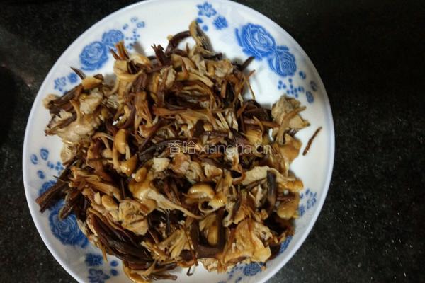 干茶树菇炒五花肉的做法图解1