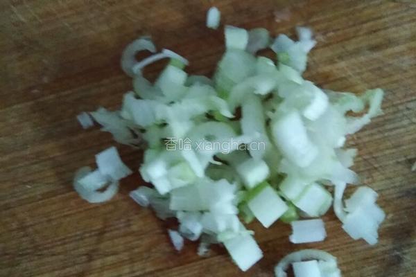 酸豆角炒包心菜的做法图解3