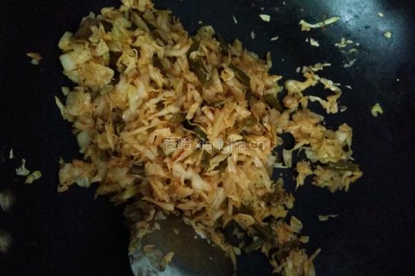 酸豆角炒包心菜的做法图解7
