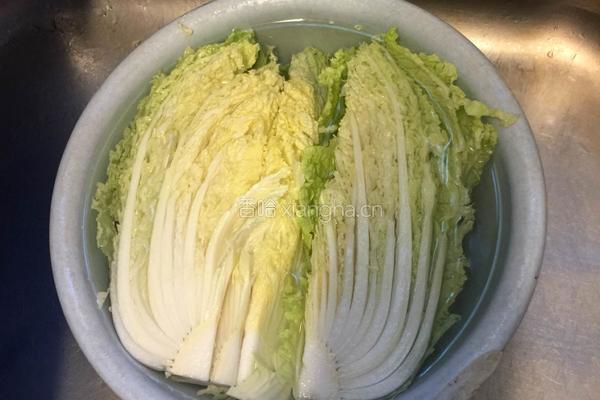 上汤虾仁咸蛋白菜的做法图解1