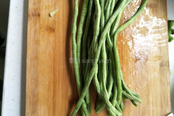 酱香豇豆肉丁炒辣椒的做法图解1