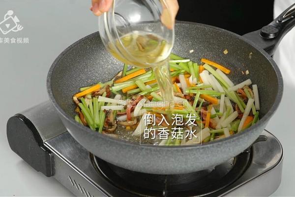 营养健康的美味小炒 腊肉蔬菜炒年糕的做法图解10