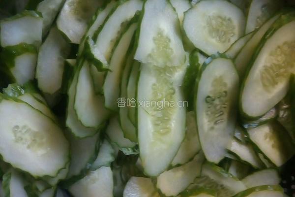 黄瓜炒蛋的做法图解1