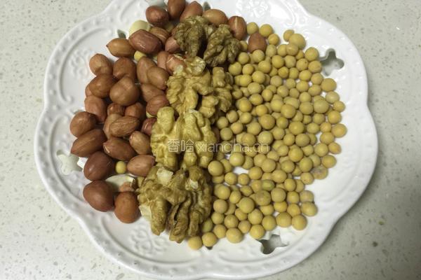 花生核桃豆浆的做法图解2
