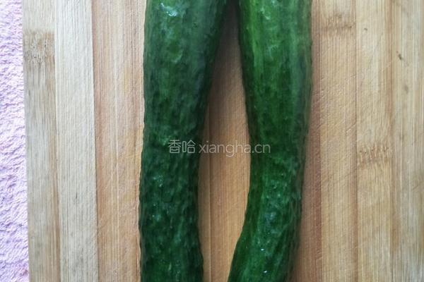甜面酱拌黄瓜条的做法图解1