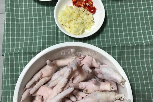 凉拌鸡脚的做法图解1