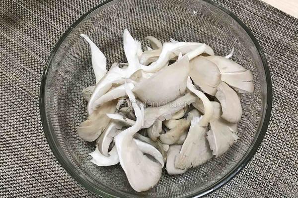 干炸蘑菇的做法图解1