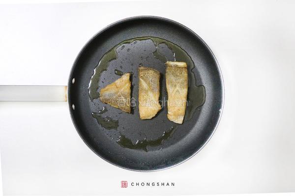 普罗旺斯风煎鲈鱼的做法图解2