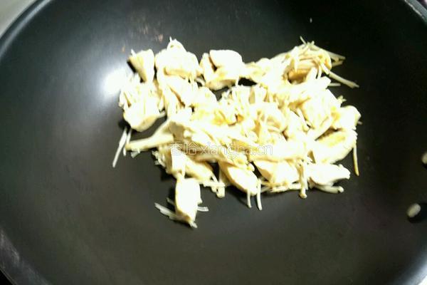 干煸鸡肉金针菇的做法图解3