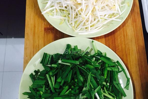 韭菜炒绿豆芽的做法图解3