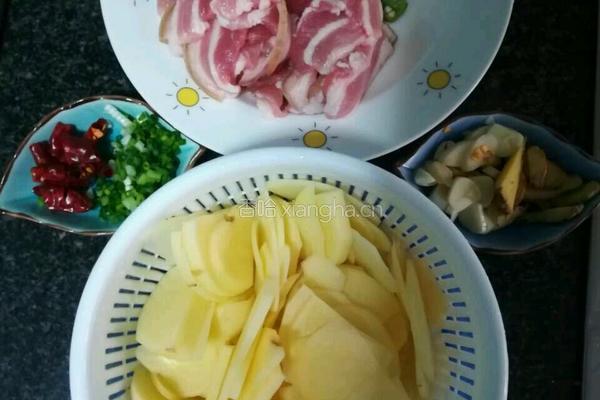 土豆盐煎肉的做法图解1