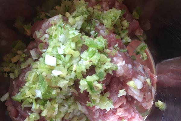 豇豆馅饺子的做法图解1