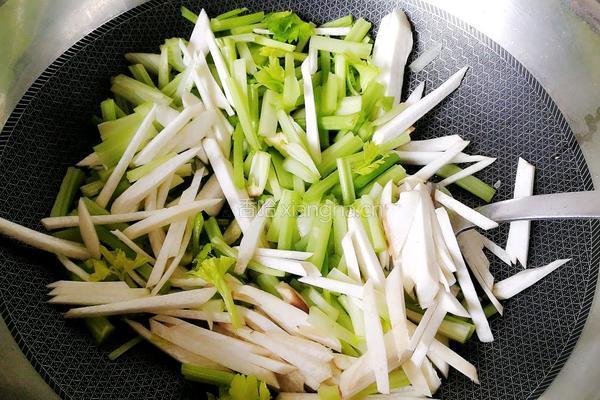 杏鲍菇炒西芹的做法图解5