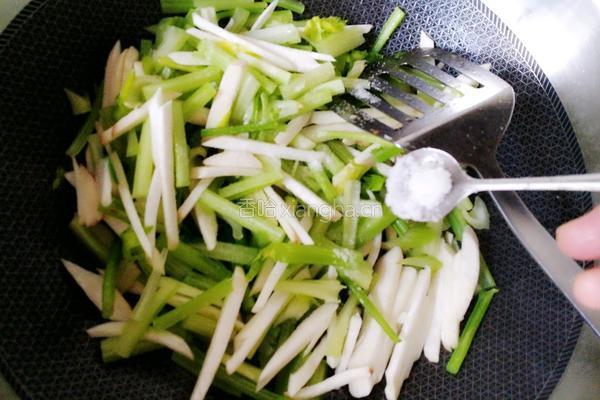 杏鲍菇炒西芹的做法图解6