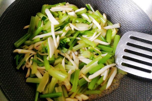 杏鲍菇炒西芹的做法图解8