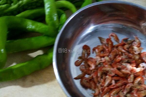 苦瓜炒红虾米的做法图解1
