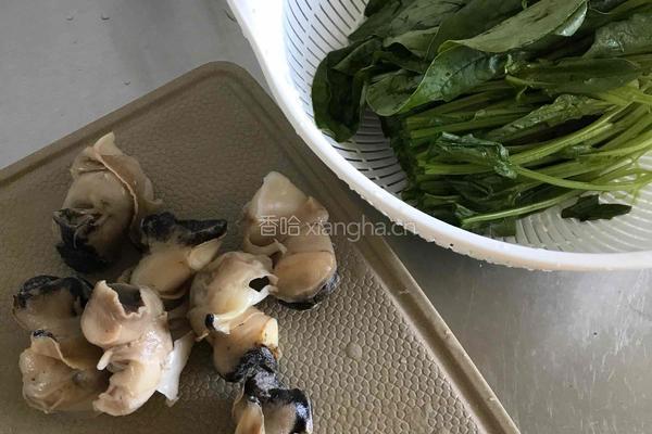 海螺拌菠菜的做法图解1