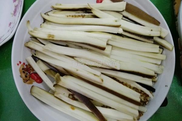 剁椒肉丁茄子的做法图解2