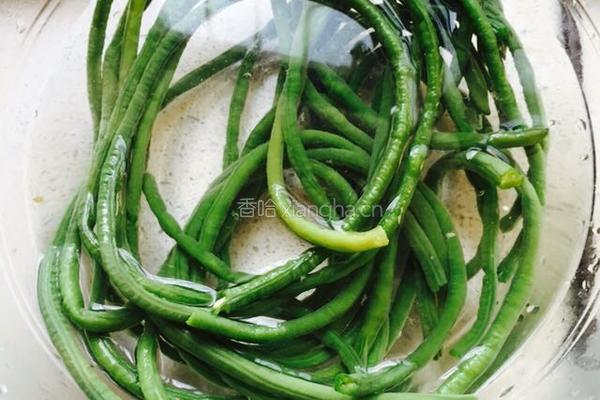 芝麻酱拌豆角的做法图解1