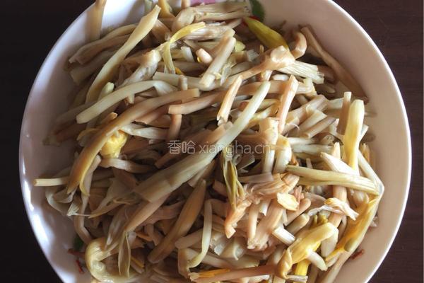 黄花菜炒鸡蛋的做法图解1