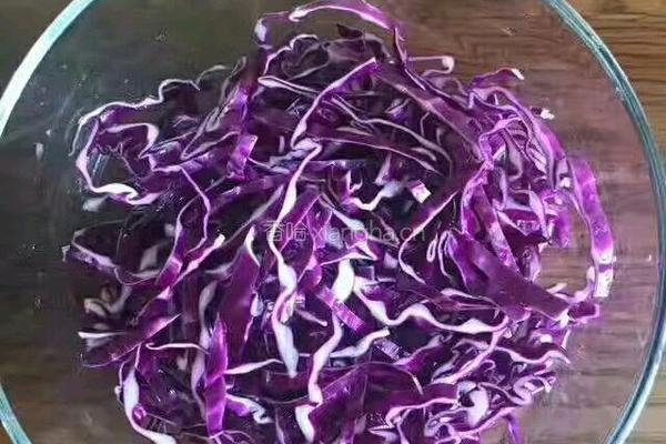 紫甘蓝拌蛋定姐鸡蛋干的做法图解2