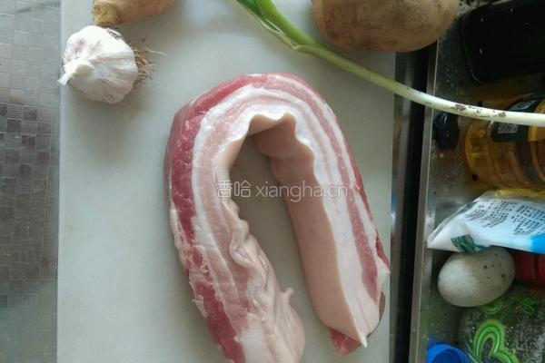红烧肉炖土豆的做法图解1