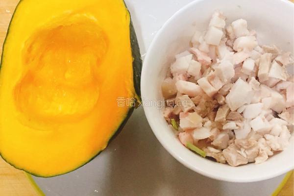 蒜泥肉丁蒸南瓜的做法图解1