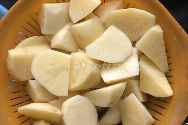 马铃薯炖肉的做法图解2