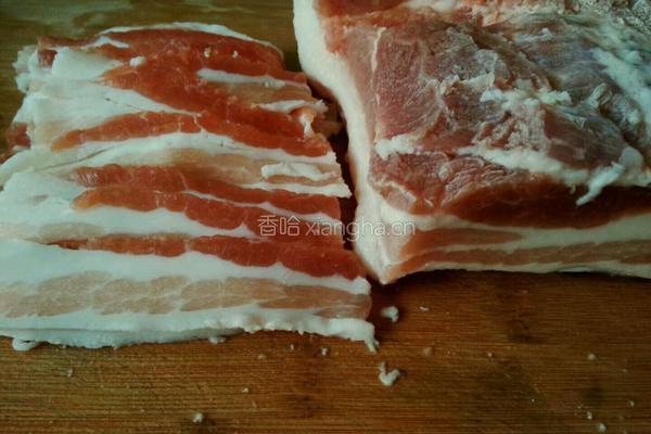 五花肉卷绿豆芽的做法图解1