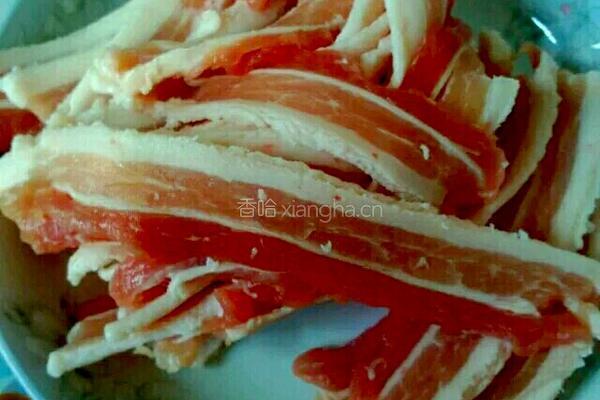 五花肉卷绿豆芽的做法图解2