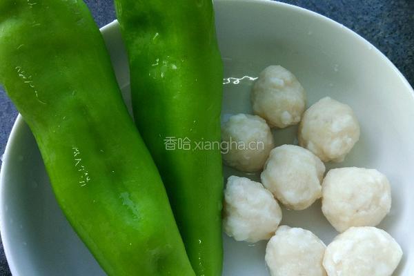 章鱼丸炒青辣椒的做法图解1