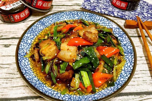 香菇酱炒回锅肉的做法图解1