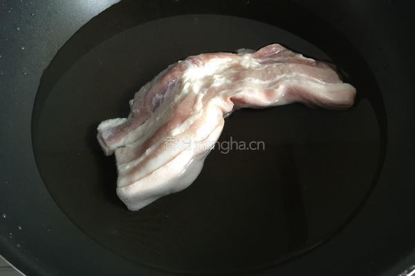 香菇酱炒回锅肉的做法图解2