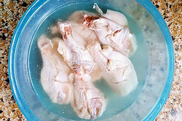 鸡腿烧土豆的做法图解1